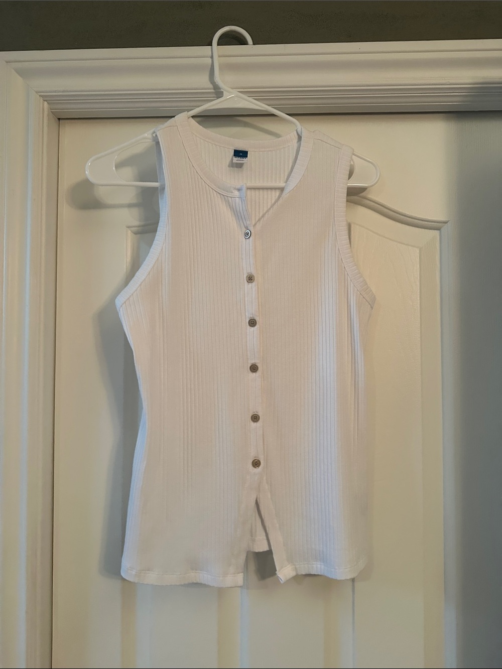 Old Navy Sleeveless White Ribbed Button-Front Tank Top